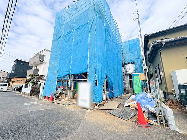 奥が当物件です。2階にリビングを配置した3階建て4LDK+Sのお住まい。(令和8年3月 撮影)