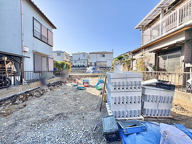 小学校まで徒歩9分でお子様の通学も安心です。(令和7年12月 撮影)