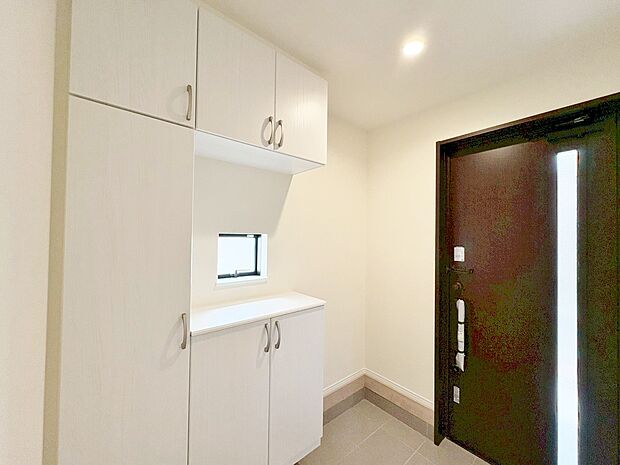 採光を考えて造られた玄関は、優しく家族を送り出し出迎えます。