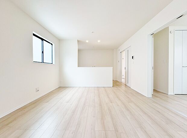 食卓を囲み、会話を愉しむ憩いのダイニング。