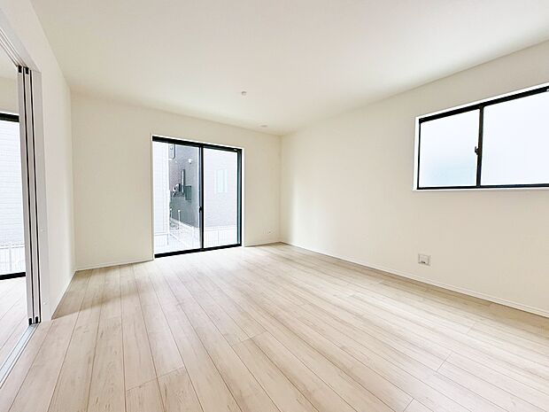 採光・通風を考えた多彩な『窓』に囲まれたお住まいです。