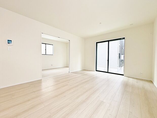 続き間の扉を開放することで広さを感じられます。