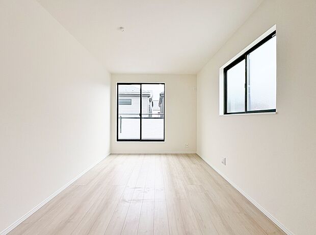 バルコニーに面した7.5帖の主寝室にはダブルクローゼットを採用。