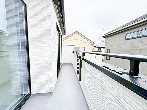 バルコニーから望む紺碧の空。