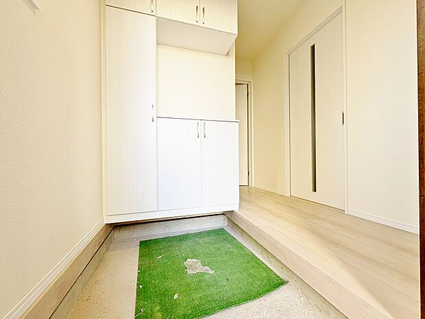 「行ってきます」と「ただいま」はこの玄関から始まります。