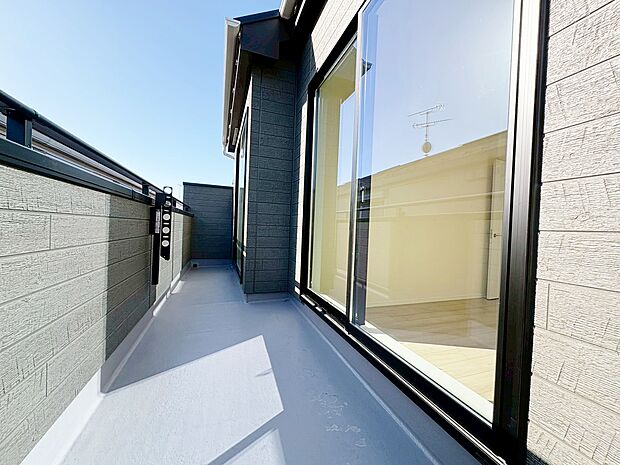 2部屋に面したバルコニーは洗濯物や布団干しにも便利です。