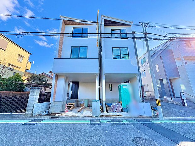 左側が当物件。浦和駅徒歩16分の立地。プライバシーに配慮した2階リビング設計。(令和8年1月 撮影)