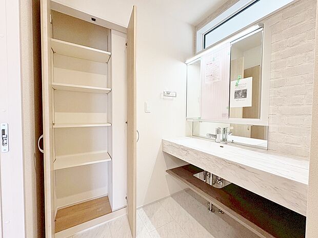 洗面品のストックやタオルなどを収納するのに便利なスペースを設けております。