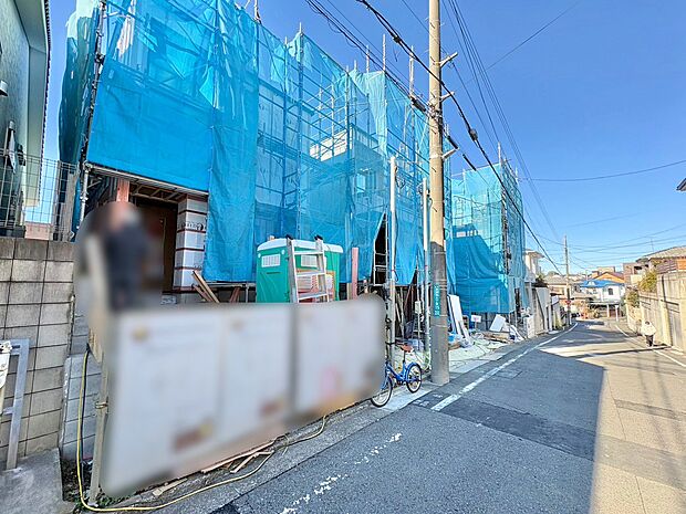 前面道路はゆったり幅員で車の出入りやすれ違いにも十分です。(令和8年1月 撮影)