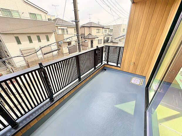 日差しを遮るもののないバルコニー。(令和8年2月 撮影)