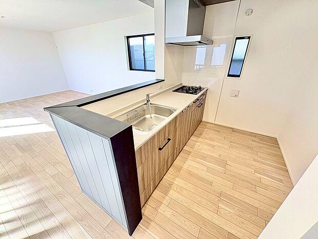 人気の対面式キッチンで一体感のあるLDK。