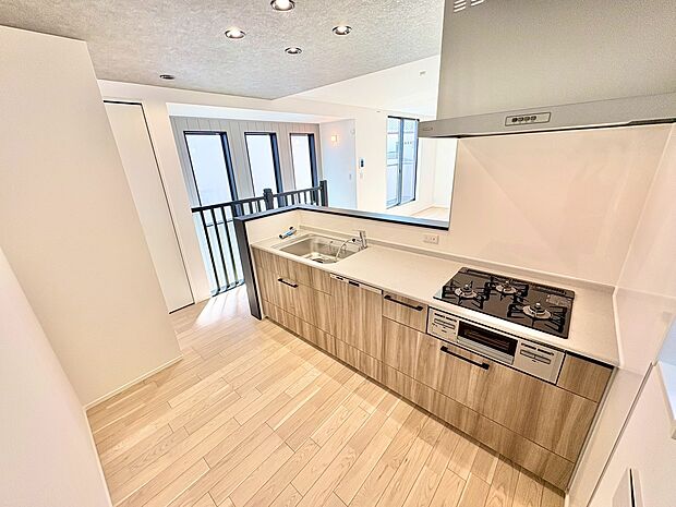 ダイニングとつながるキッチンからは家中が見渡せます。