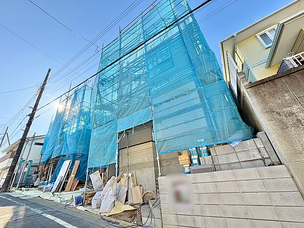 前面道路はゆったり幅員で車の出入りやすれ違いにも十分です。(令和8年1月 撮影)