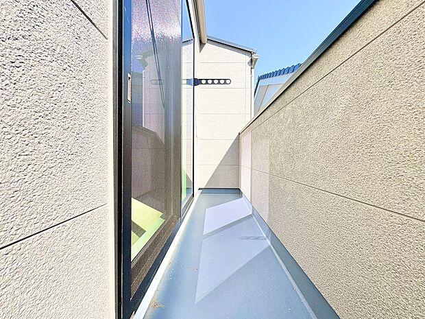 室内に豊かな陽光が注ぎ込み、さわやかな住空間を演出しています。