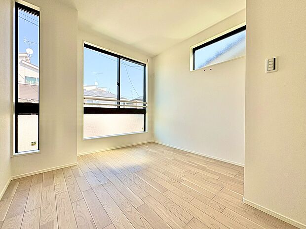 朝は自然光が差し込みスッキリと目覚めそうです。