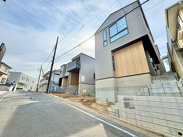 コンビニ、ドラッグストアなどが徒歩圏内にございます。(令和8年2月 撮影)