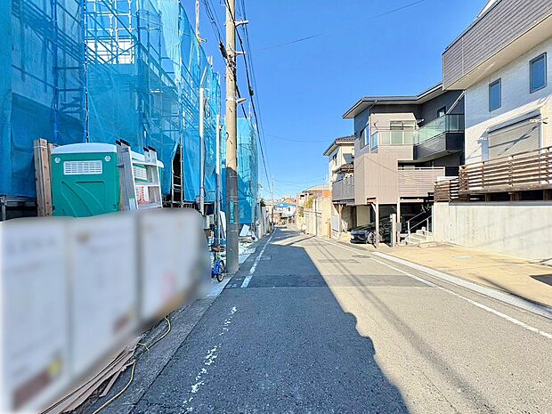 前面道路はゆったり幅員で車の出入りやすれ違いにも十分です。(令和8年1月 撮影)