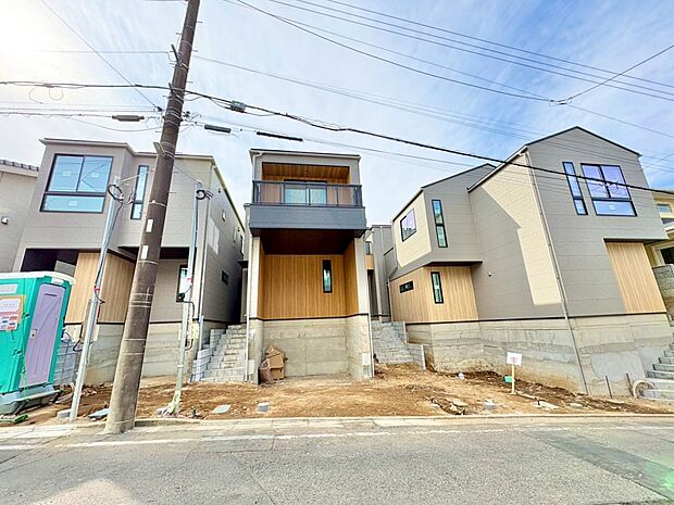 前面道路はゆったり幅員で車の出入りやすれ違いにも十分です。(令和8年2月 撮影)