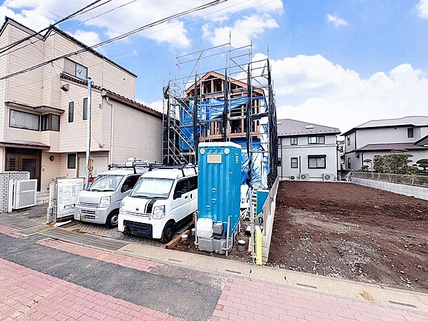 リビングの吹き抜けは明るく広がりのある空間を創出。(令和8年2月 撮影)