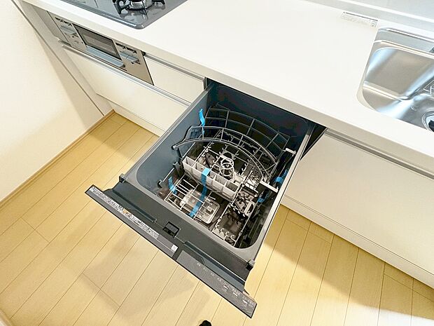 ビルトイン食洗機で作業スペースがすっきりし、広々とお料理できます。