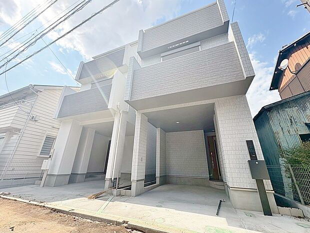 右が当物件。上尾駅まで徒歩6分、南東道路に面しており、陽当り良好です。