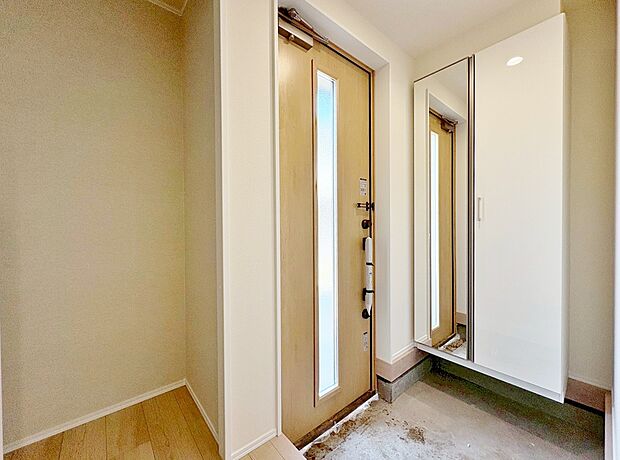 鏡が設置されているので、お洋服に合わせて靴もコーディネートしやすくなります。(令和8年3月 撮影)