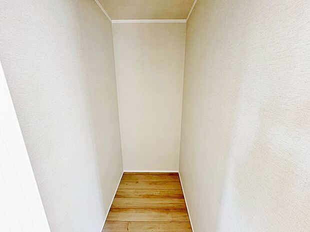 パントリーとしても使えるリビング収納です。