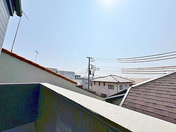 バルコニーに出た時、頬をなでる優しい風を感じます。