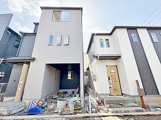 右側が当物件。水回りを集約し家事効率の良い動線を確保しています。(令和8年3月 撮影)