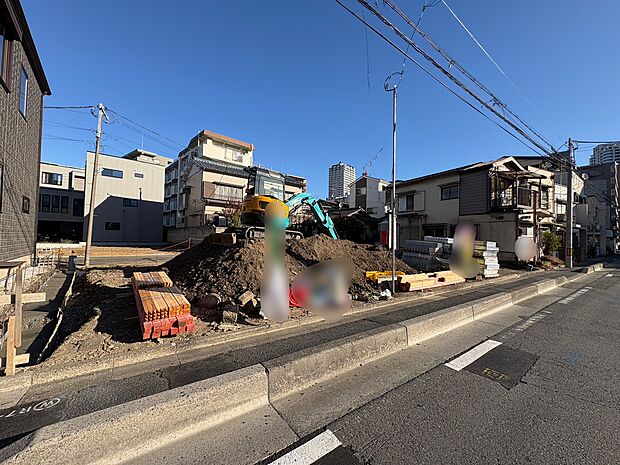 右側が当物件。心地良い空間と気持ちの良い環境で大切なご家族と快適な暮らしを。(令和7年12月 撮影)