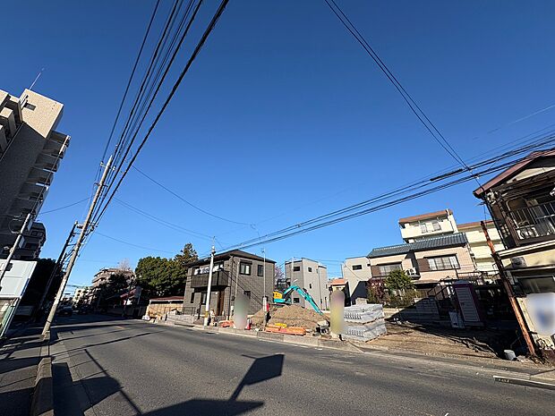 前面道路はゆとりある11m幅員で駐車時も安心です。(令和7年12月 撮影)