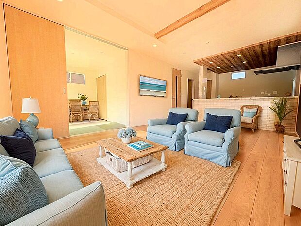 リビング横には続き間の和室を設けたゆとりある間取りです。※現況の物件写真にCGによる画像処理がされています。