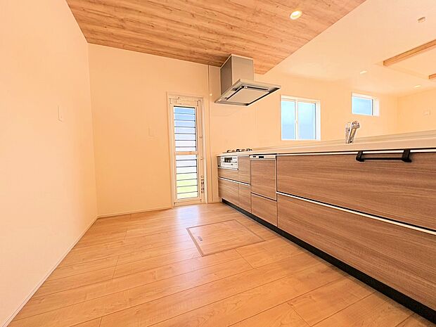 食洗機付きで毎日の家事の時短を叶えます。ゴミ出しなどに便利な勝手口付きです。