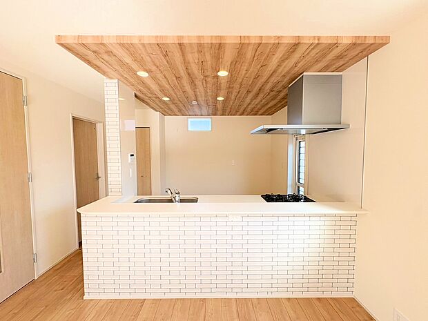 レンガ調のクロスを採用したオシャレなキッチン。