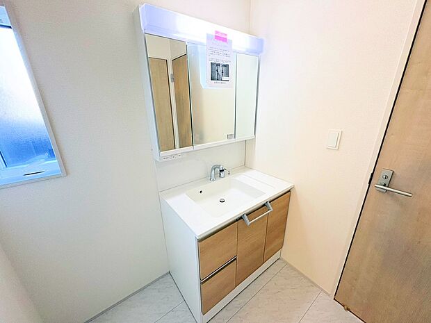 キッチンのそばに水回りを集約した家事効率の良い動線を確保。