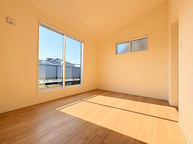 勾配天井が伸びやかな空間を演出します。