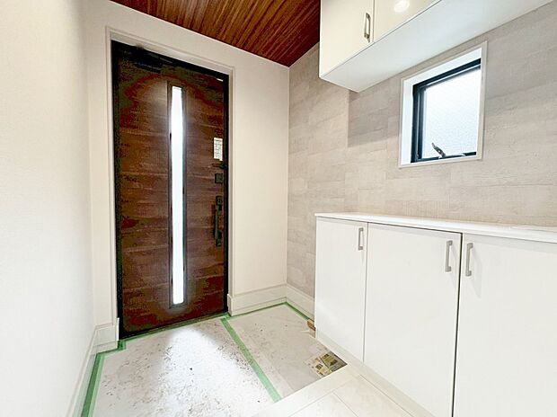 明るさと清潔感を兼ね備えた玄関が建物内へと導きます。