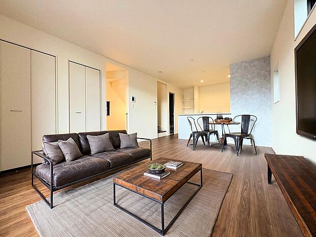 リビングイン階段を採用。キッチンからリビング全体を見渡せます。※現況の物件写真にCGによる画像処理済み