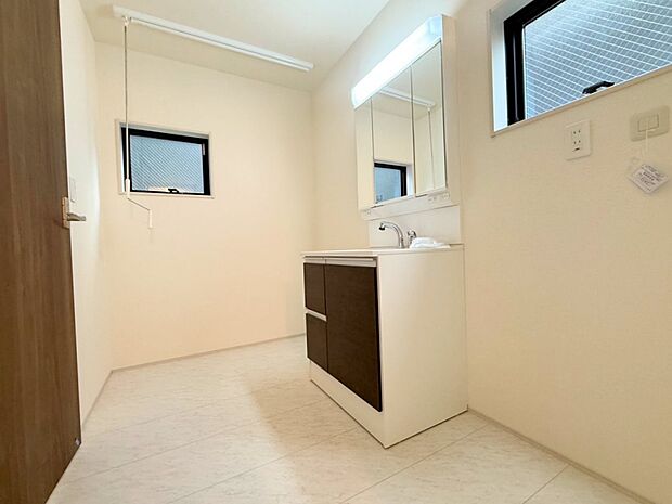 湿気がこもりやすい洗面所には窓があり換気がしっかり行えます。