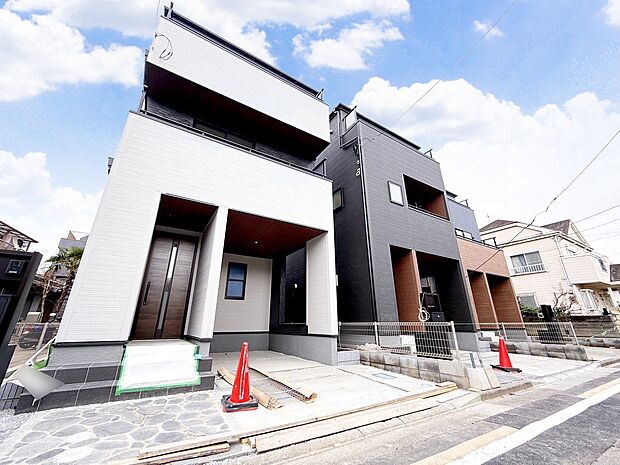 6m公道に面したカースペースはビルトインガレージを採用しました。