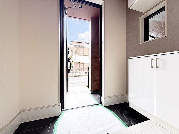 季飾のお花やグリーンを飾ってマイホームを創り上げてください。