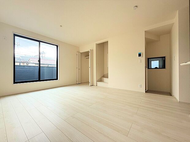 家族が集い、笑い、過ごす広く開放的な自遊空間。