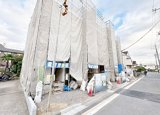 リビングには可動棚付きの収納スペースを設けました。(令和7年12月 撮影)