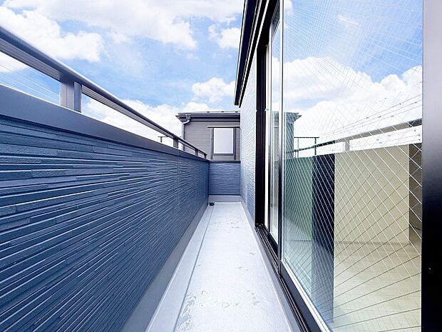 たくさんの日差しと風を受け洗濯物もすぐに乾きそう。