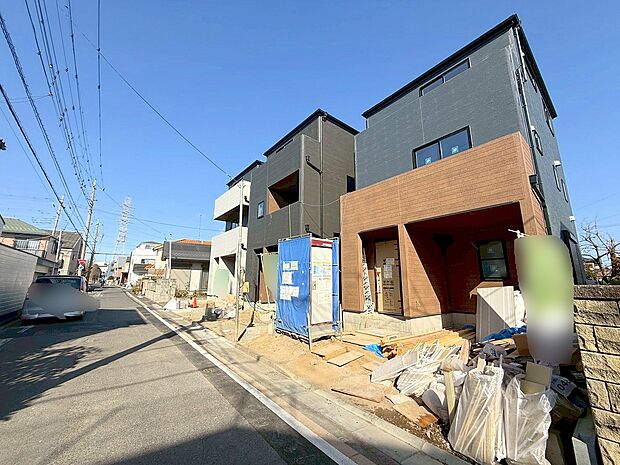 6m公道に面したカースペースはビルトインガレージを採用しました。(令和8年1月 撮影)