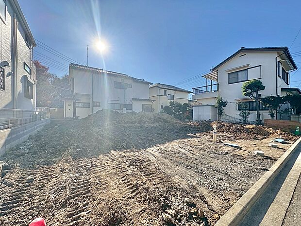 リビングの吹き抜けは明るく広がりのある空間を創出。(令和7年12月 撮影)