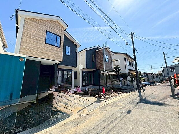 左側が当物件。15帖のLDK横にはコンセプトルームを設けました。(令和8年4月 撮影)