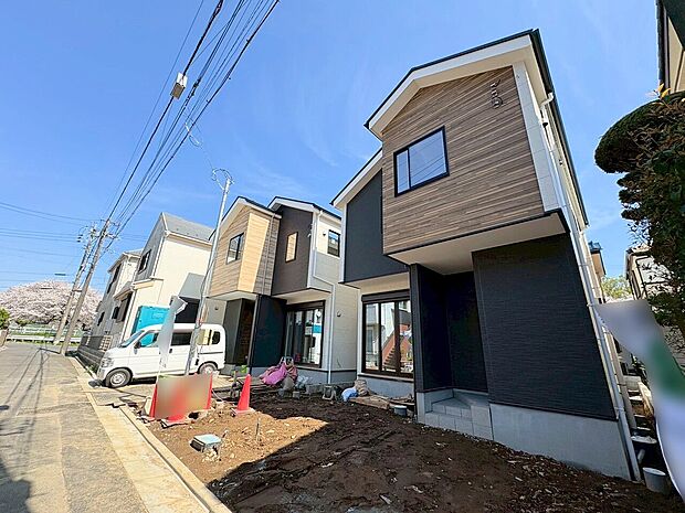リビングの吹き抜けは明るく広がりのある空間を創出。(令和8年4月 撮影)