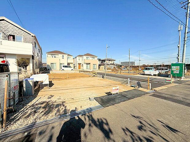 スーパーやコンビニなど、徒歩圏内に便利な生活施設が充実です。(令和7年12月 撮影)