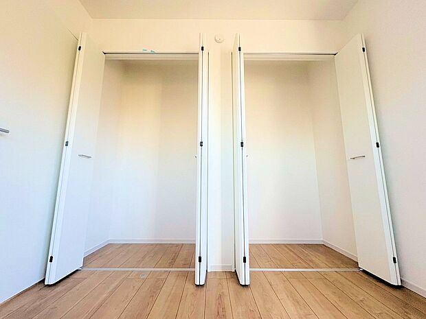 Wクローゼットには季節ごとに洋服を分けて収納できます。